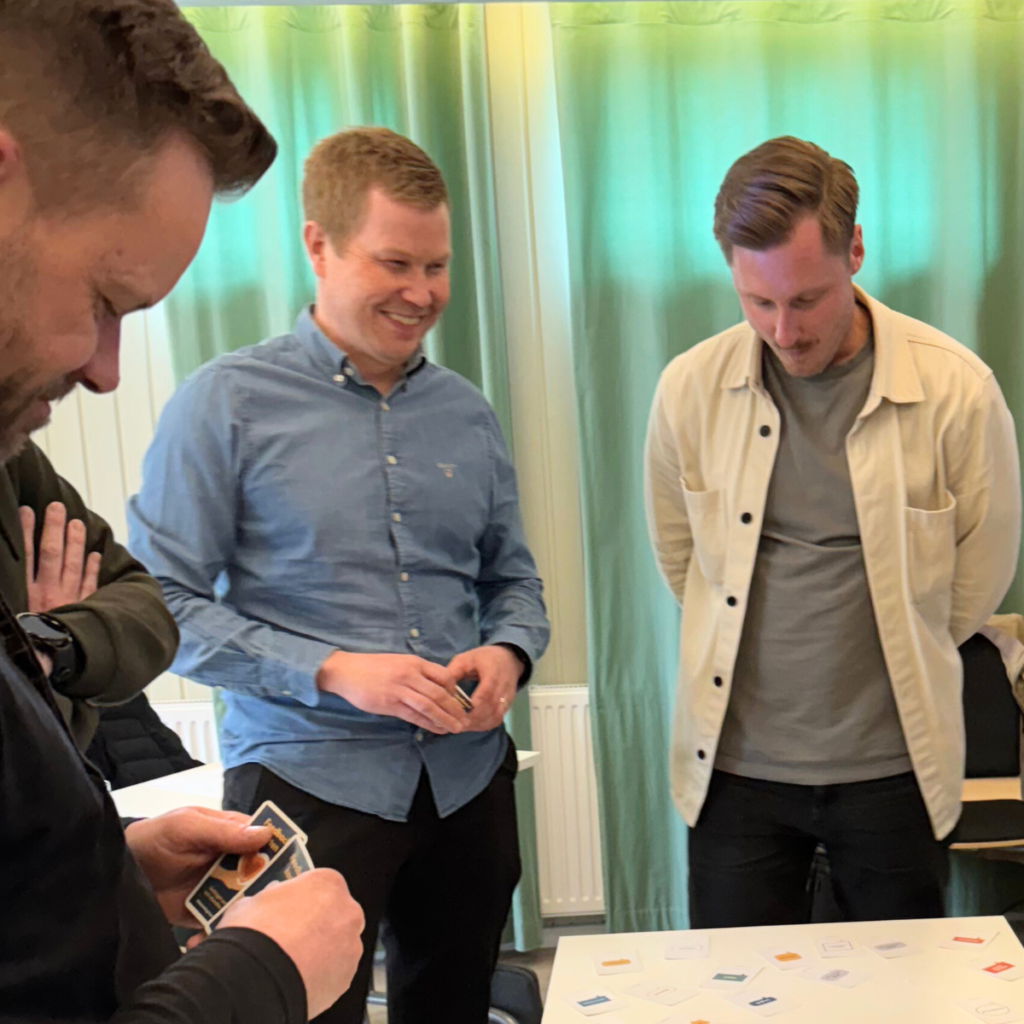 NÄSTA KURSSTART 6-7 OKTOBER

Utveckla ditt ledarskap för att möta morgondagens utmaningar.

Den här utbildningen vänder sig till dig som är, eller är på väg att bli, chef, teamledare eller har en ledande roll.

Under fem inspirerande utbildningsdagar får du träning, reflektion och konkreta verktyg för att stärka ditt ledarskap och bidra till en hållbar arbetsmiljö med trygga och motiverade medarbetare.

Vi varvar teori med praktiska övningar och erfarenhetsutbyten, allt i en rofylld miljö på Bauergården i Bunn.